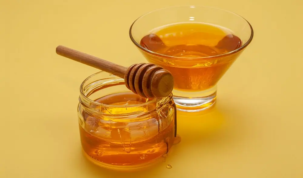 La miel que se encuentra en el mercado puede contener azúcares refinados. Foto: Racoon Studio