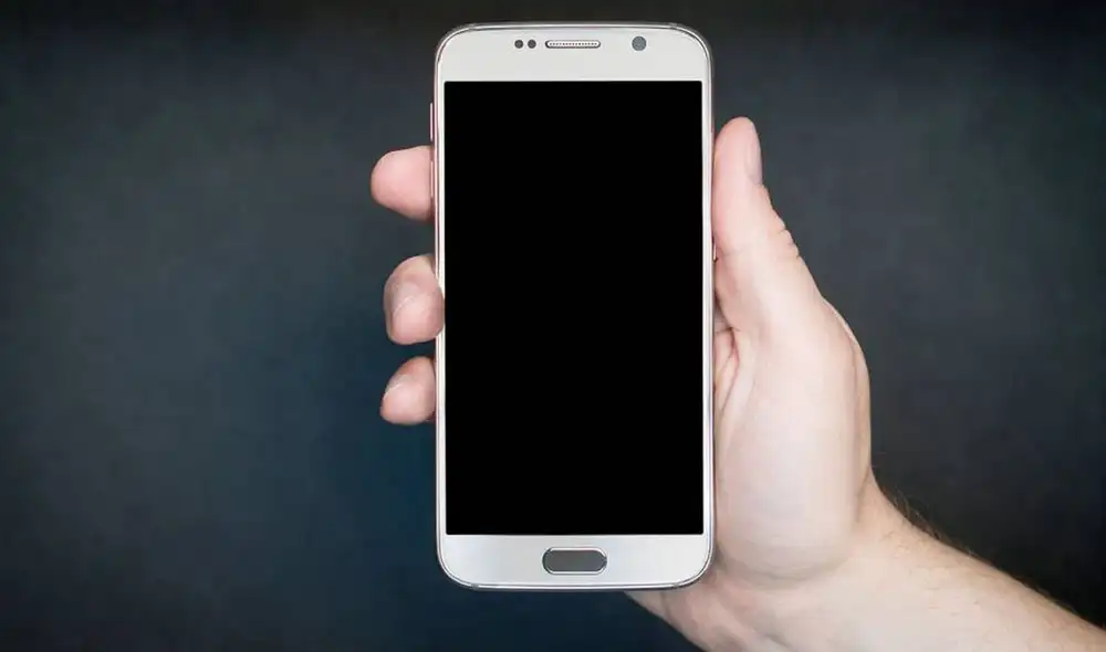 Es imprescindible que el smartphone se reinicie para completar las actualizaciones de los parches de seguridad. Foto: Genbeta