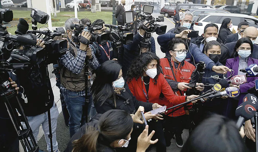Alerta. El ejercicio del periodismo viene siendo atacado. Foto: La República Alerta. El ejercicio del periodismo viene siendo atacado. Foto: La República