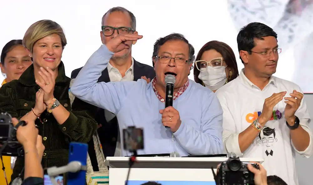 Al centro, el candidato presidencial colombiano y representante de los movimientos de izquierda de su país, Gustavo Petro. Foto: AFP Al centro, el candidato presidencial colombiano y representante de los movimientos de izquierda de su país, Gustavo Petro. Foto: AFP