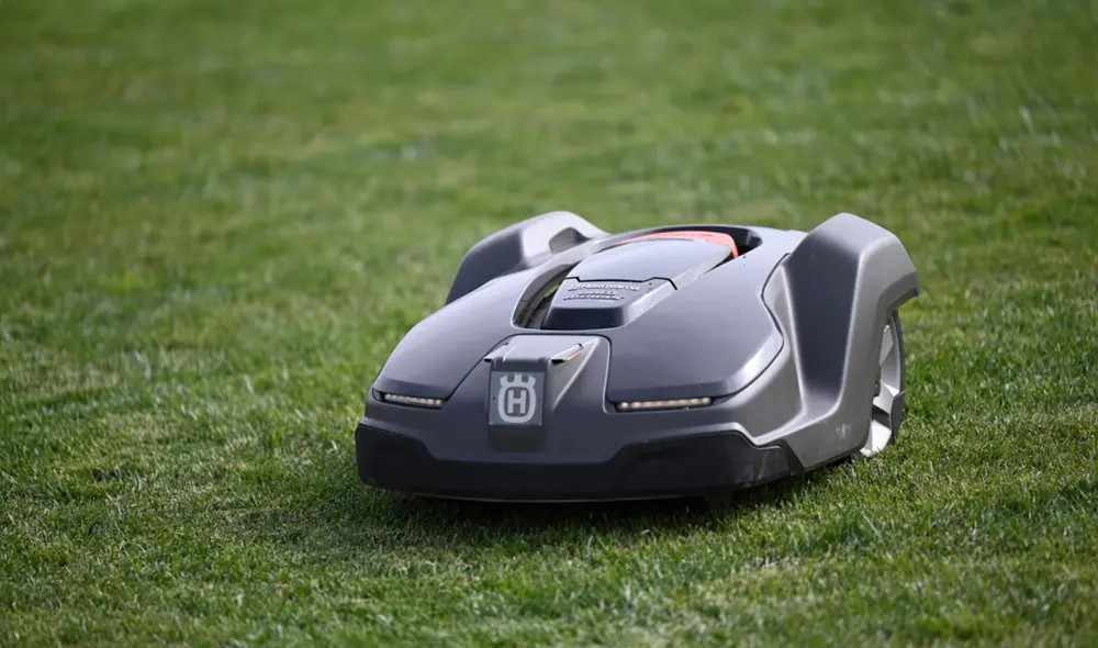 Son 3 máquinas de robots cortacésped. Foto: Cienciano