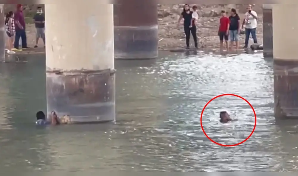 "¡Ayúdennos, por favor, ayúdennos!", rogó uno de los migrantes que, sostenido a un muro, observaba como el periodista se ahogaba. Foto: captura/ Twitter