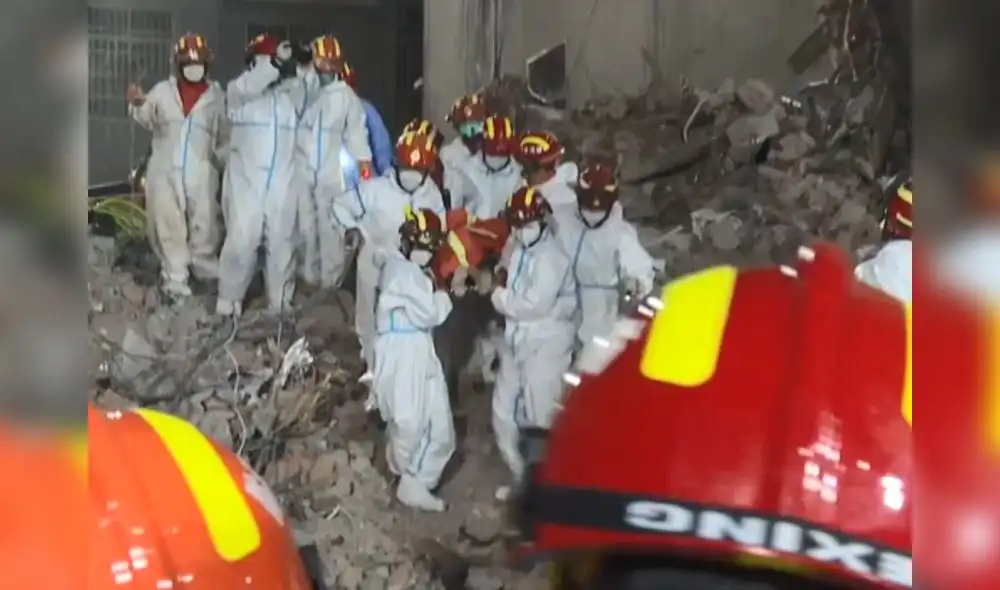 Una mujer fue rescatada en la ciudad china de Changsha tras sobrevivir seis días bajo los escombros de un edificio. Foto y video: EFE