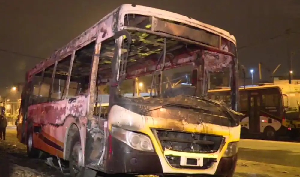 Bus quedó completamente calcinado a causa de las llamas. Foto: América TV Bus quedó completamente calcinado a causa de las llamas. Foto: América TV
