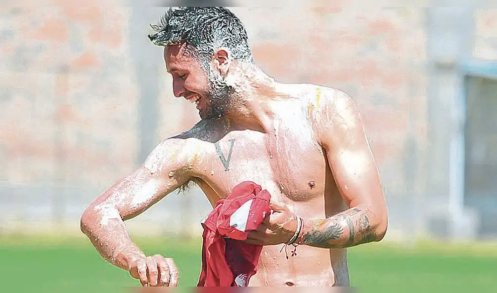 Cumpleaños. Así quedó Deneumostier en el entrenamiento. Foto: FBC Melgar Cumpleaños. Así quedó Deneumostier en el entrenamiento. Foto: FBC Melgar