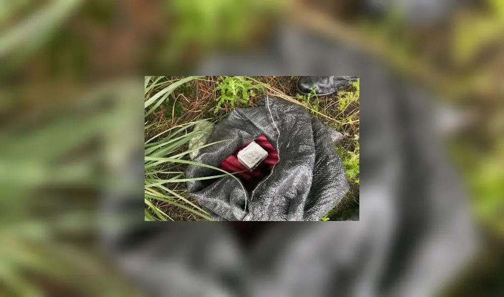 Los policías encontraron entre los matorrales el saco. Foto: PNP