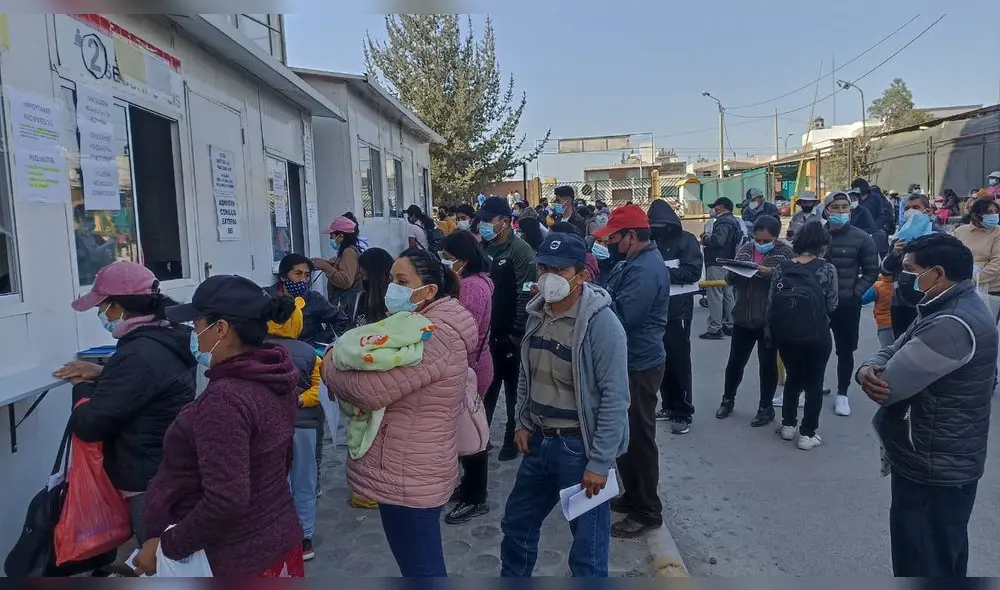 Colas en sistema de citas del hospital Honorio Delgado. Foto: Wilder Pari/URPI Colas en sistema de citas del hospital Honorio Delgado. Foto: Wilder Pari/URPI