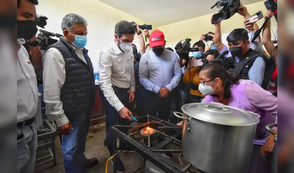 Precisos momentos en que encienden la cocina empleando gas natural. Foto: cortesía Precisos momentos en que encienden la cocina empleando gas natural. Foto: cortesía