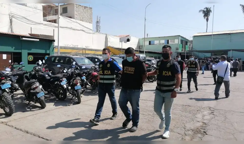 Presuntos delincuentes hacían seguimiento a la víctima desde que ingresaban a las entidades financieras. Foto: PNP Presuntos delincuentes hacían seguimiento a la víctima desde que ingresaban a las entidades financieras. Foto: PNP