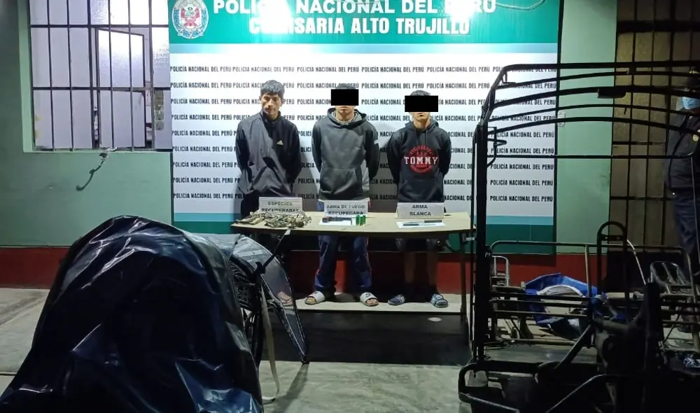 A los detenidos se les decomisó una trimoto desmantelada y un arma de fuego. Foto: PNP