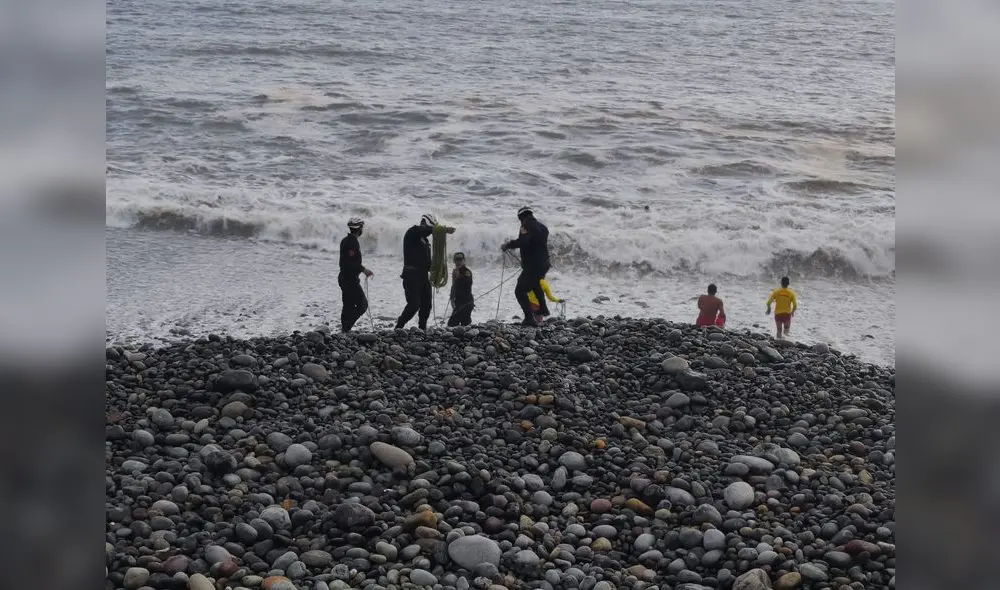 Policía de Rescate trabajó durante la tarde para poder dar con las víctimas del accidente. Foto: URPI-GLR Policía de Rescate trabajó durante la tarde para poder dar con las víctimas del accidente. Foto: URPI-GLR