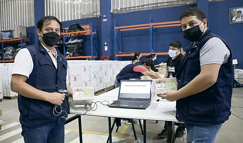 En ONPE. Se está realizando el ensamblaje del material a usarse en las internas y piden cambios. Foto: difusión