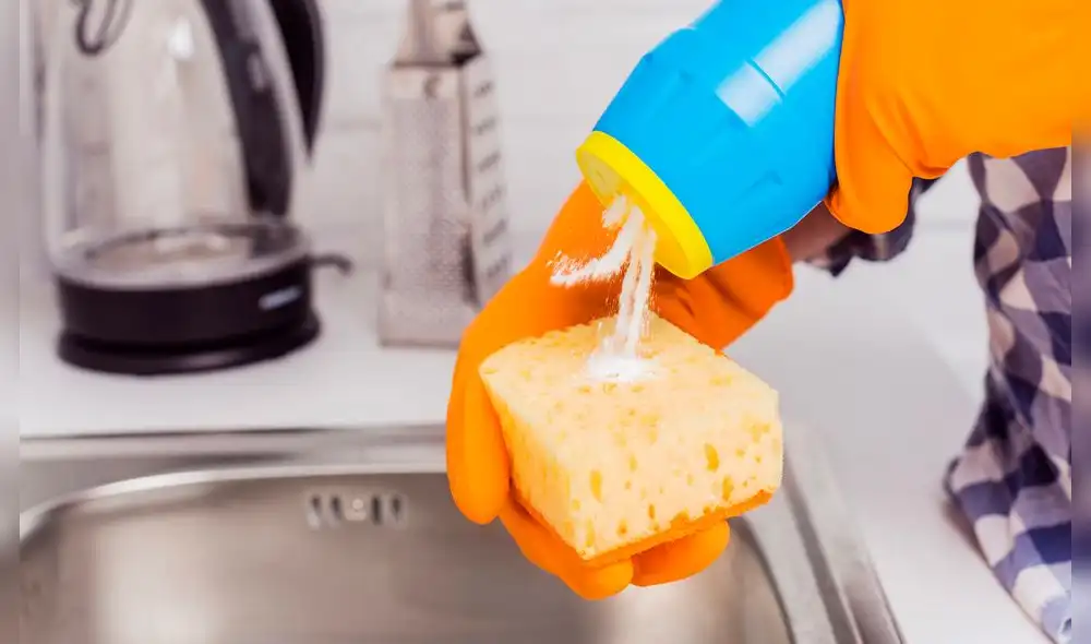 La tubería de la cocina suele acumular mucha grasa con el uso diario. Foto: wirestock