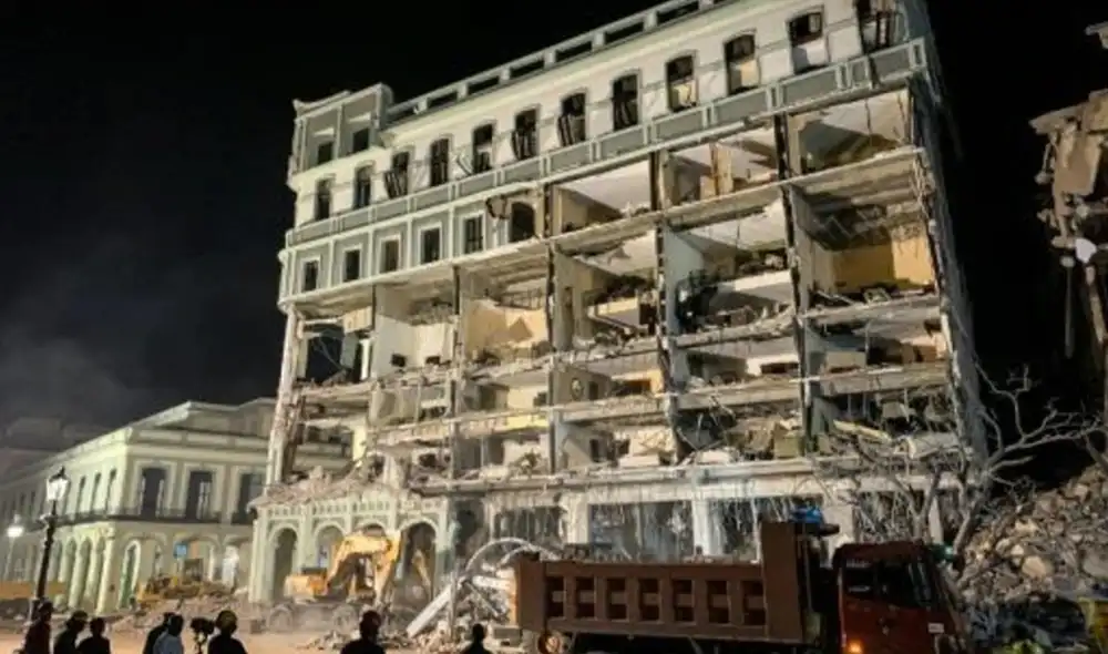 Al menos 25 personas murieron, 64 resultaron heridas y hay varias personas desaparecidas tras una fuerte explosión ocurrida en el hotel Saratoga. Foto: AFP