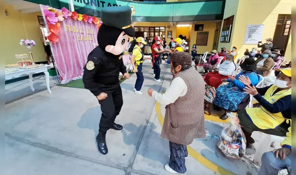 Tacna. Agasajo a madres conmovió a varias de ellas por el reconocimiento que recibieron. Foto: PNP Tacna. Agasajo a madres conmovió a varias de ellas por el reconocimiento que recibieron. Foto: PNP