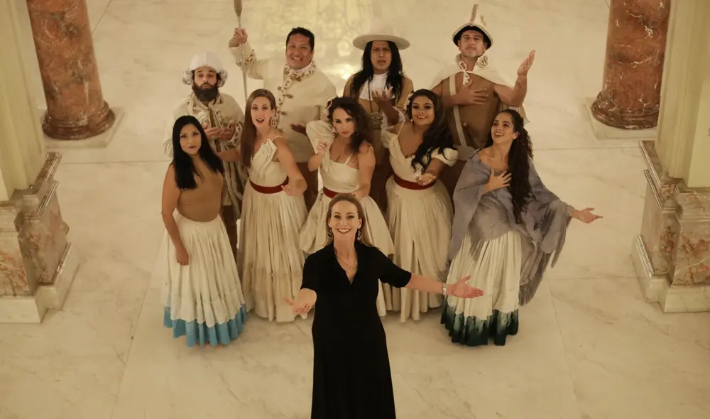Con parte del elenco de la obra, entre ellos Erika Villalobos, Emilia Drago y Sandra Muente. Foto: Gerardo Marín/LR.