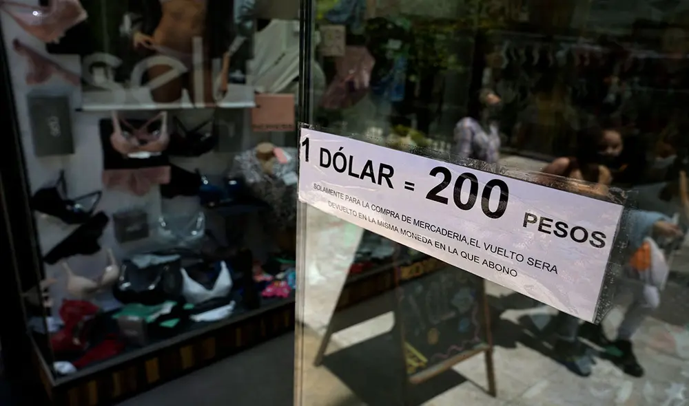 Detalle de cuánto está el dólar blue hoy en la Argentina. Foto: AFP