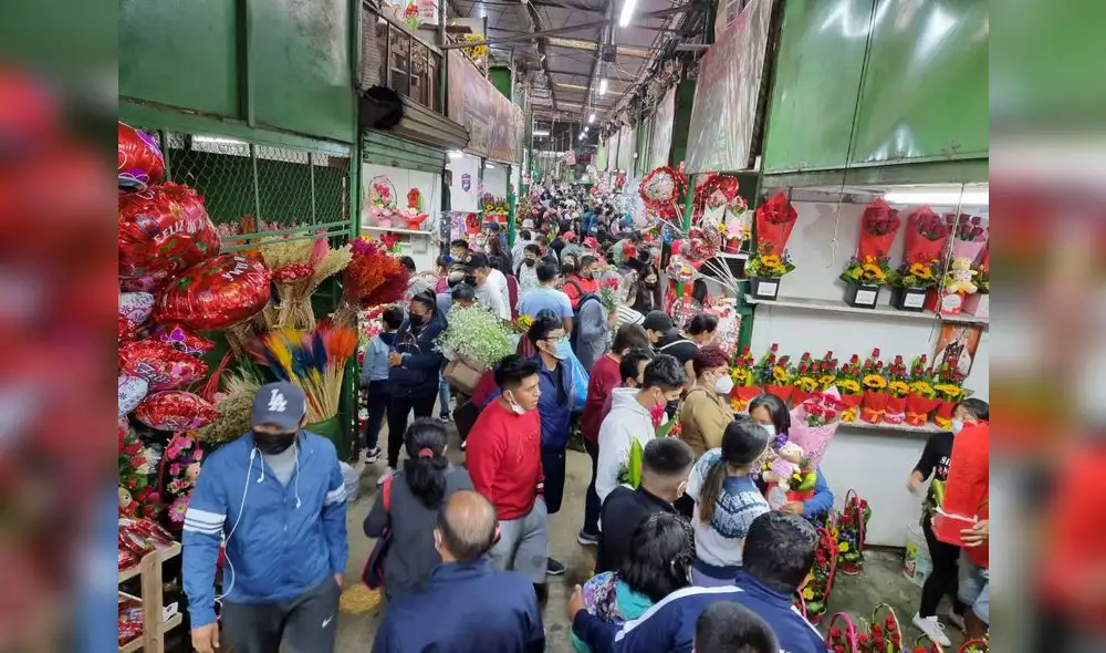 Algunos de los clientes no respetaban el distanciamiento y tampoco usaban correctamente las mascarillas. Foto: Omar Coca / URPI-LR Algunos de los clientes no respetaban el distanciamiento y tampoco usaban correctamente las mascarillas. Foto: Omar Coca / URPI-LR