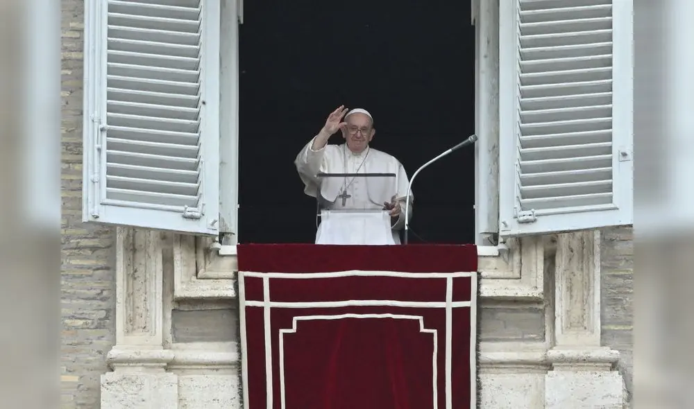 El Papa Francisco saluda desde la ventana del palacio apostólico a su llegada para la oración del Regina Coeli el 8 de mayo de 2022. Foto: AFP