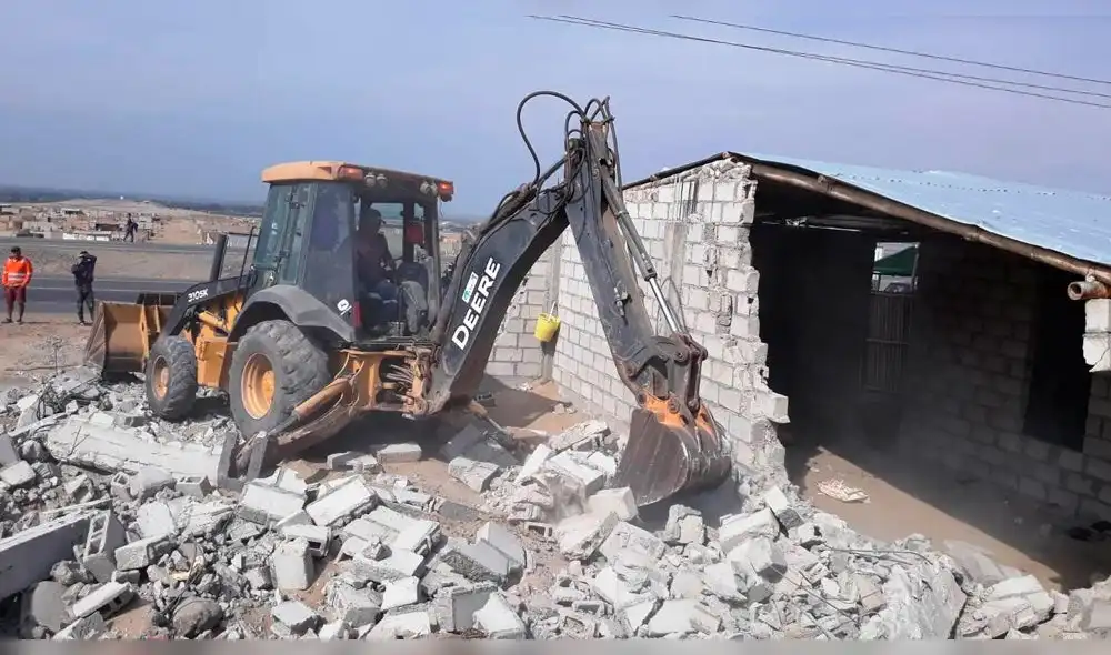 Con maquinaria pesada se destruyó viviendas de invasores en Cerro Guitarra. Foto: Museo Tumbas Reales de Sipán Con maquinaria pesada se destruyó viviendas de invasores en Cerro Guitarra. Foto: Museo Tumbas Reales de Sipán