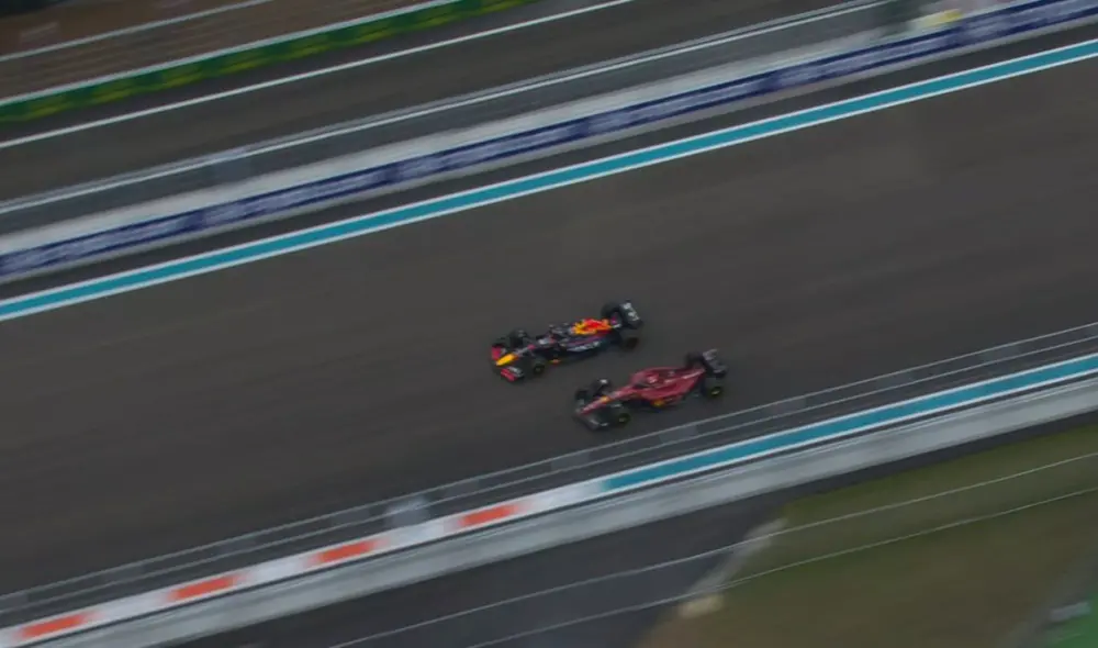 Sobrepaso de Verstappen a Leclerc. Foto: F1 .