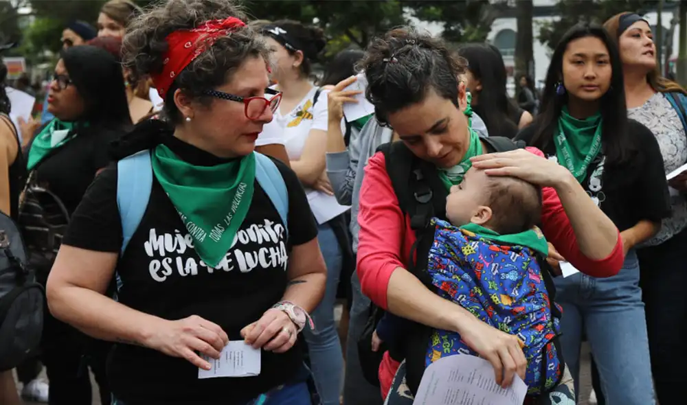 Varias madres feministas acuden a marchar a favor del aborto. Foto: Jorge Cedan/La República Varias madres feministas acuden a marchar a favor del aborto. Foto: Jorge Cedan/La República