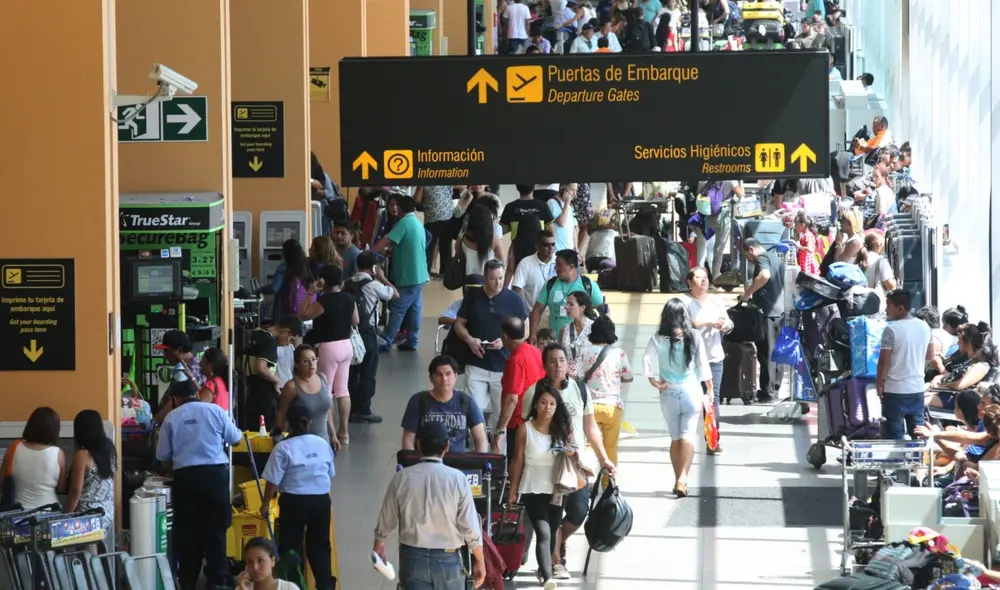 Eliminación del distanciamiento social en aeropuerto también forma parte del Plan de Emergencia del sector. Foto: Andina.