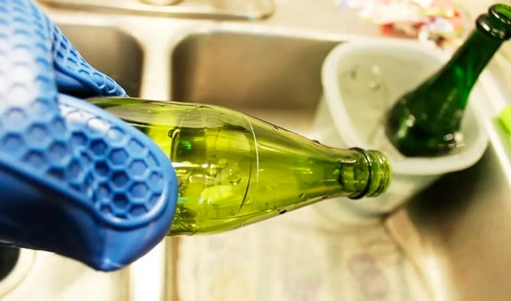 Limpiar una botella de vidrio puede ser más fácil de lo que parece. Foto: Nature Code