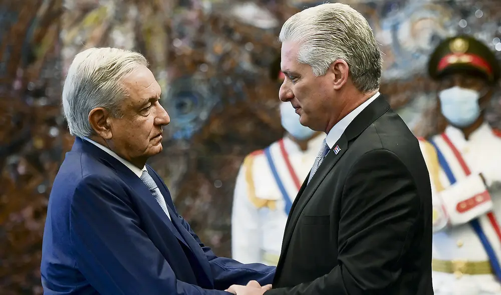 Honor. Díaz-Canel condecoró a su homólogo de México. Foto: EFE
