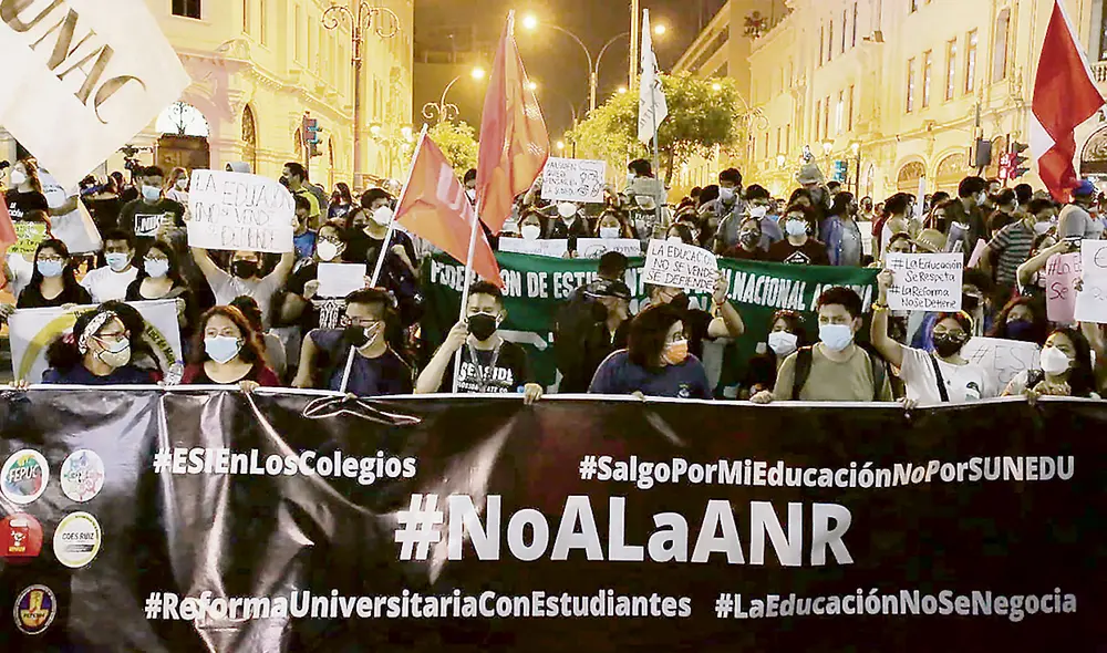 Reacciones. Estudiantes universitarios han convocado una marcha nacional para este viernes. No aceptan las decisiones de congresistas con intereses. Foto: John Reyes/La República
