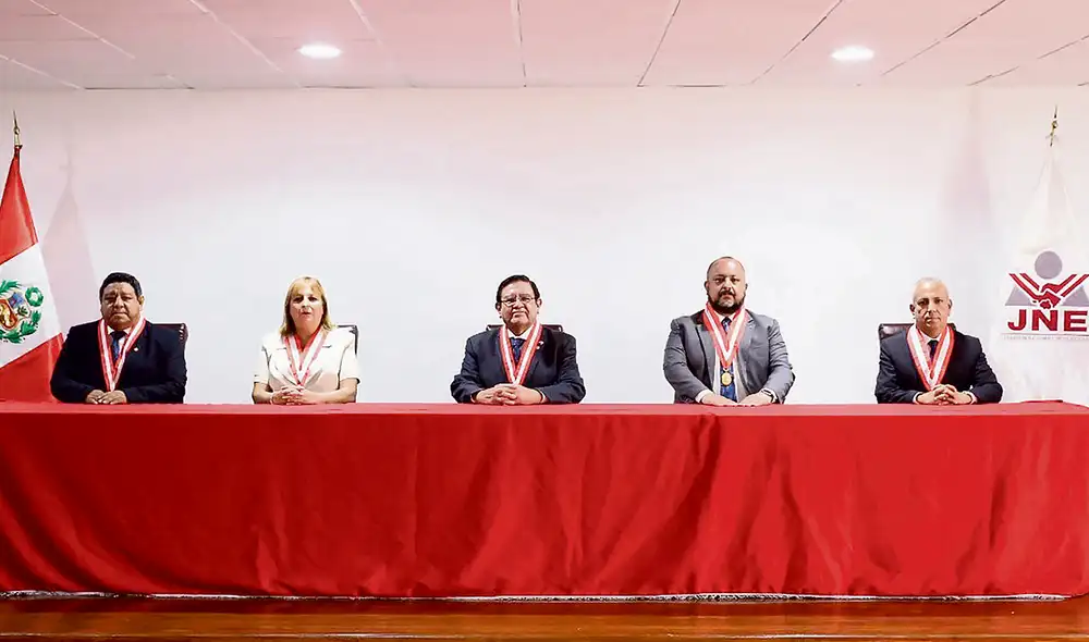 JNE. El pleno de la entidad está completo con cinco miembros que toman decisiones. Foto: difusión