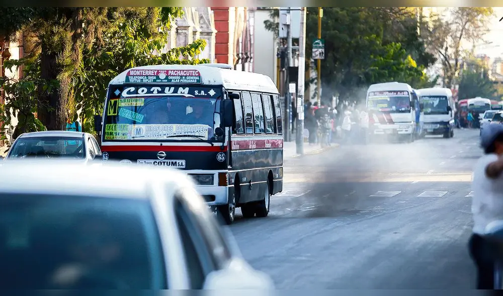 Peligro. Estudios concuerdan en que el 70% de la contaminación del aire es originada por el parque automotor. Foto: La República/Rodrigo Talavera Peligro. Estudios concuerdan en que el 70% de la contaminación del aire es originada por el parque automotor. Foto: La República/Rodrigo Talavera