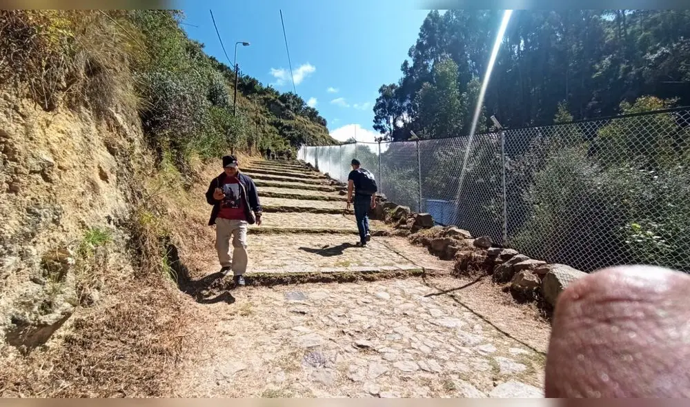 Cusco. Malla fue colocada a lo largo del ingreso al sitio arqueológico de Sacsayhuaman. Foto: URPI/Alexander Flores