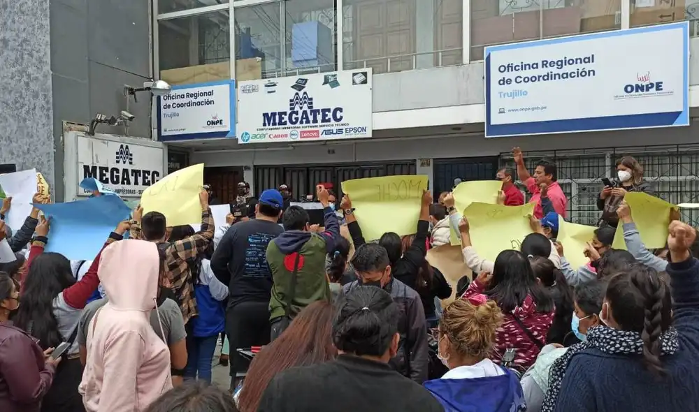 Afiliados de APP llegaron con pancartas pidiendo elecciones trasnparentes para elegir candidatos. Foto: Yolanda Goicochea /URPI-LR