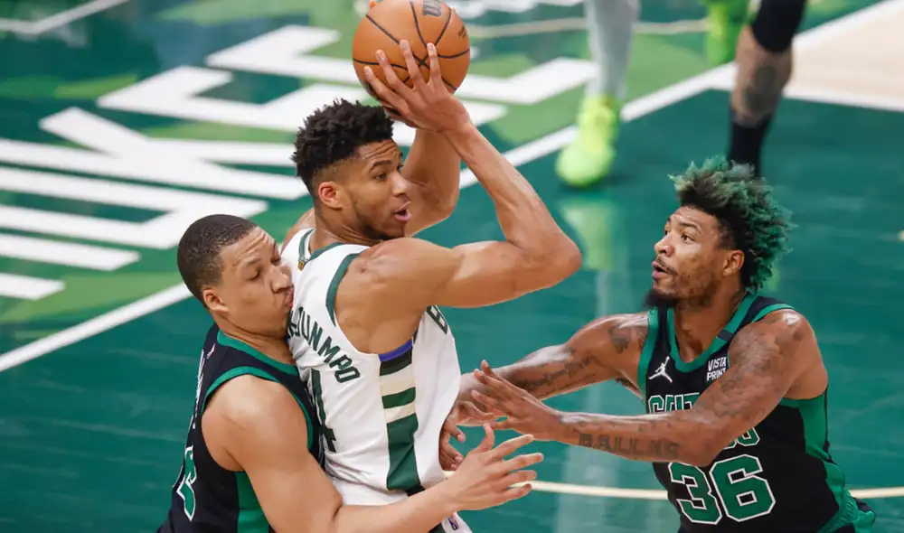Bucks vs. Celtics juegan por el cuarto partido de los playoffs NBA 2022. Foto: EFE