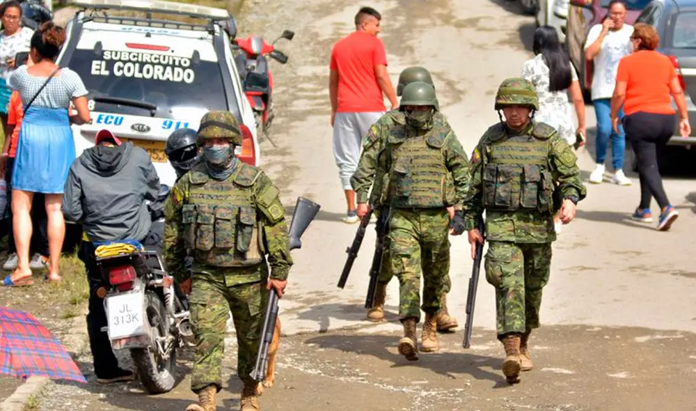 Un grupo de soldados patrulla alrededor de la prisión de Santo Domingo después del motín de este lunes. Foto: AFP Un grupo de soldados patrulla alrededor de la prisión de Santo Domingo después del motín de este lunes. Foto: AFP