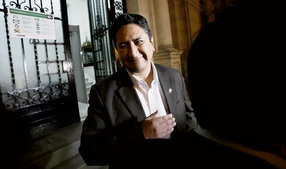 Toma de conciencia. Sala de Apelaciones advierte a Vladimir Cerrón que si incumple comparecencia, puede ir a prisión. Foto: Gerardo Marín/La República Toma de conciencia. Sala de Apelaciones advierte a Vladimir Cerrón que si incumple comparecencia, puede ir a prisión. Foto: Gerardo Marín/La República