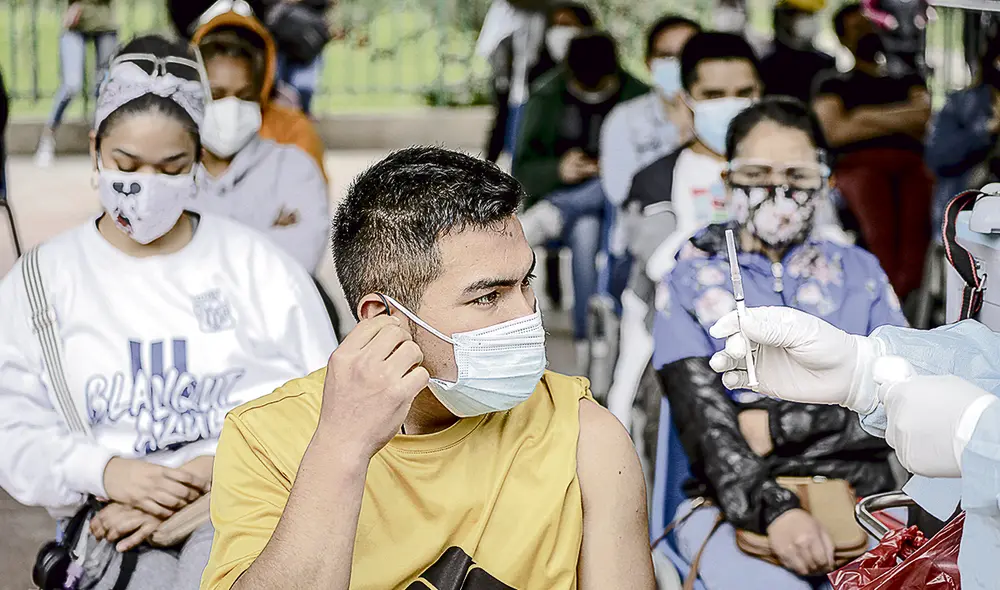 Dosis. El nivel de protección que ofrecen las vacunas baja con el paso de los meses, por ello es necesario recibir un refuerzo. Foto: Jhon Reyes / La República Dosis. El nivel de protección que ofrecen las vacunas baja con el paso de los meses, por ello es necesario recibir un refuerzo. Foto: Jhon Reyes / La República