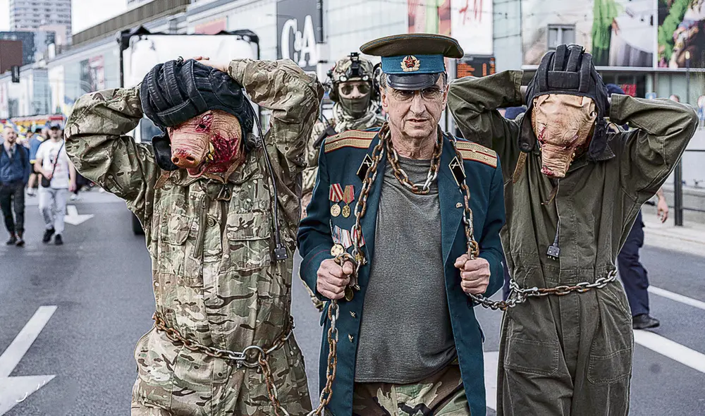 Invasores. Tanquistas rusos y un comisario político soviético “desfilan” encadenados. Foto: Carlo Bravo Ruiz