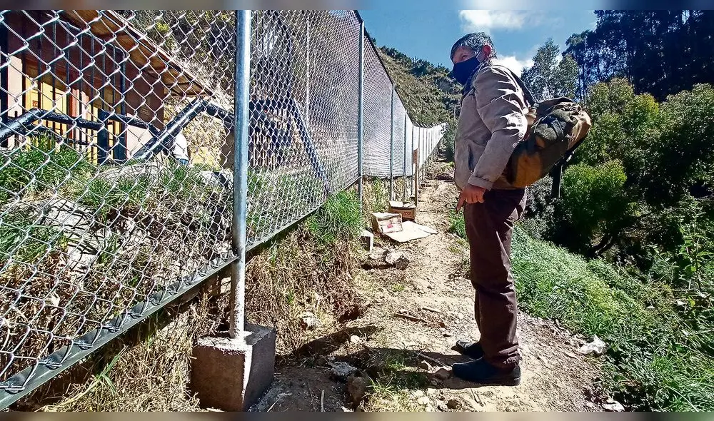 Afectación. Malla metálica, fierros y cemento fueron colocados al ingreso de Sacsayhuaman y por más de 30 metros. Foto: La República Afectación. Malla metálica, fierros y cemento fueron colocados al ingreso de Sacsayhuaman y por más de 30 metros. Foto: La República