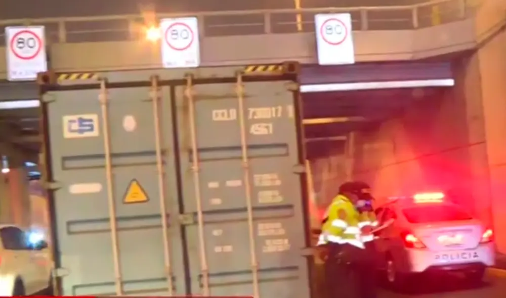 El puente a la altura de la avenida Guardia Civil es tanto peatonal como vehicular. Foto: captura de América TV El puente a la altura de la avenida Guardia Civil es tanto peatonal como vehicular. Foto: captura de América TV