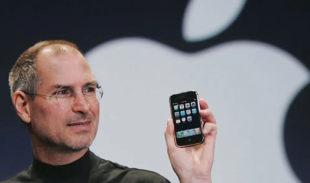 Steve Jobs presentando el primer iPhone. Foto: Xataka