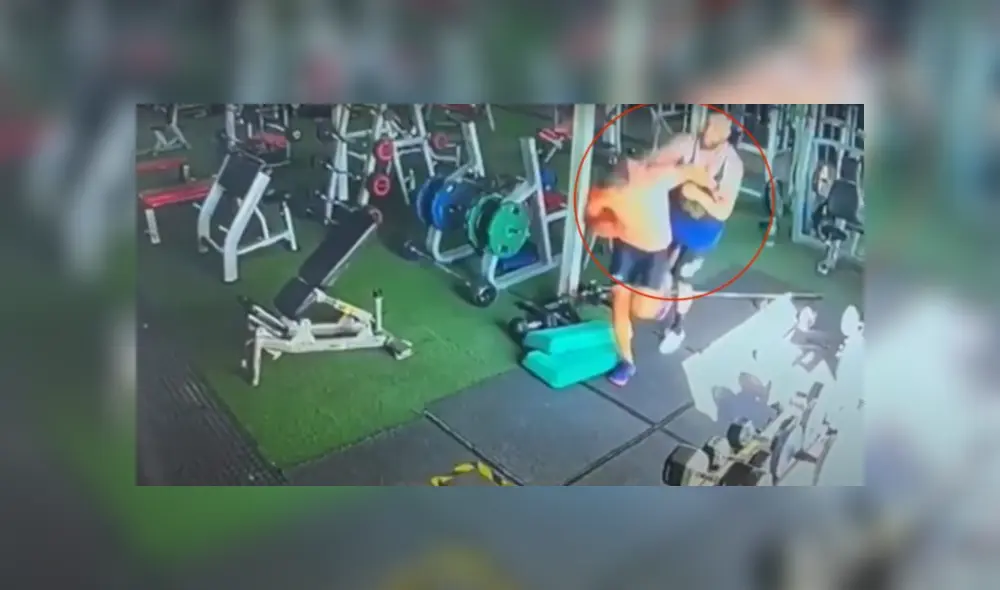 Omar Tapia fue agredido con golpes de puño y una patada, sin que nadie del gimnasio interfiriera. Foto: captura – YouTube