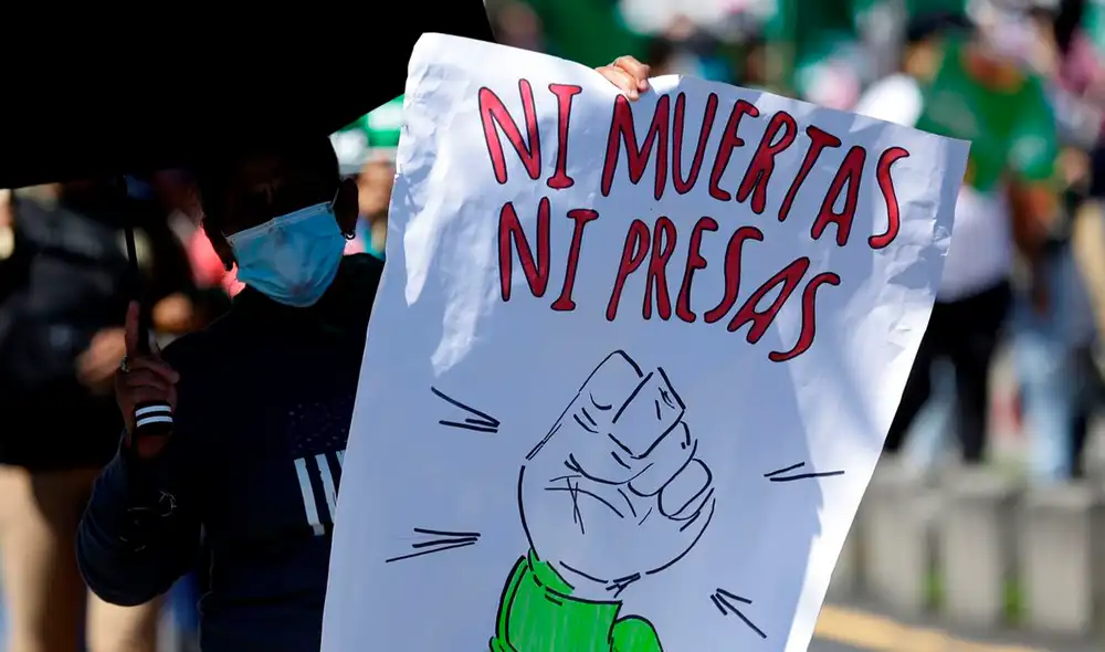Diversos colectivos feministas en El Salvador han logrado liberar a 64 mujeres condenadas por emergencias abortivas. Foto: EFE