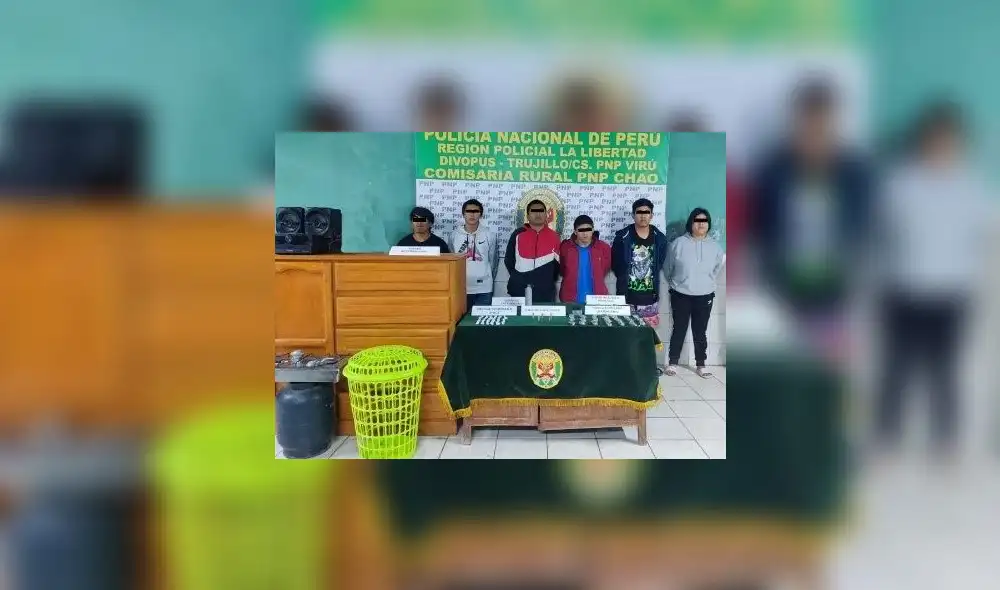 Detenidos y artículos caseros robados fueron llevados a comisaría. Foto: PNP