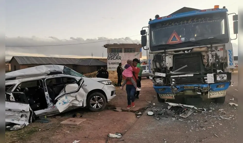Puno. Fatal accidente de tránsito se registró en la vía Juliaca-Huancané, hasta donde llegaron las autoridades para las diligencias. Foto: PNP Puno. Fatal accidente de tránsito se registró en la vía Juliaca-Huancané, hasta donde llegaron las autoridades para las diligencias. Foto: PNP
