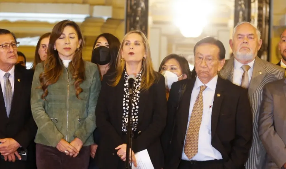 Luego de la elección de los magistrados del TC, María del Carmen Alva y los voceros, a excepción de Cambio Democrático, brindaron declaraciones a la prensa. Foto: Carlos Félix / La Republica