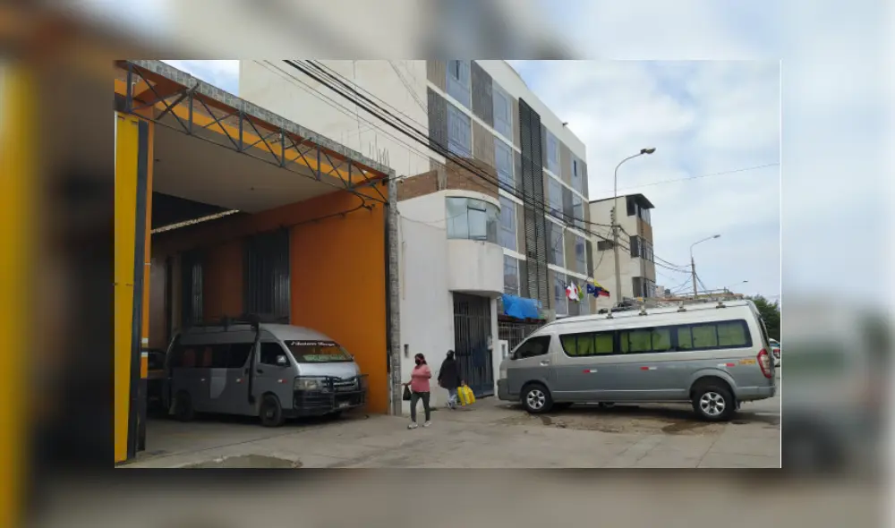 En la gráfica se observa que en la playa de estacionamiento de la Empresa de Transporte Burga permanecen vehículos de servicio público. Foto: Rosa Quincho/ La República