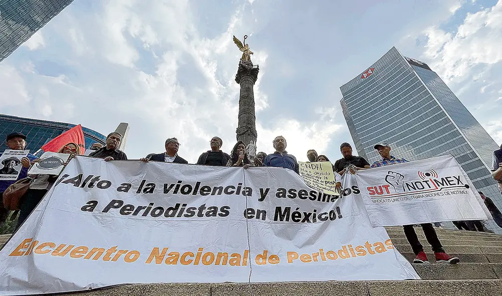 Basta ya. Periodistas protestan contra el Gobierno por el asesinato de 33 colegas desde que AMLO asumió la presidencia. Foto: EFE Basta ya. Periodistas protestan contra el Gobierno por el asesinato de 33 colegas desde que AMLO asumió la presidencia. Foto: EFE