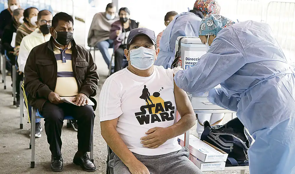 Dosis. Hay vacunas suficientes, pero el avance es lento. Foto: Marco Cotrina/La República